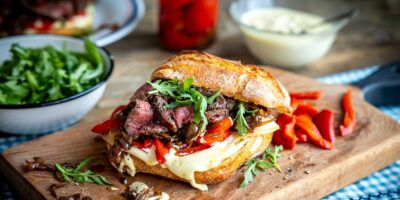 Sandwich au steak Donal's avec scamorza, poivron rouge rôti, roquette