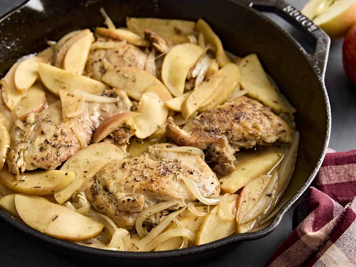 Vue latérale du dîner au poulet et aux pommes.