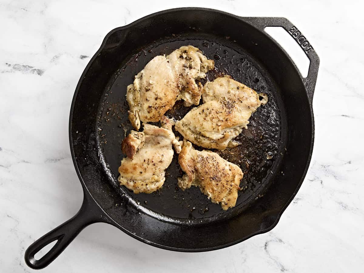 Cuisses de poulet cuites dans une poêle.