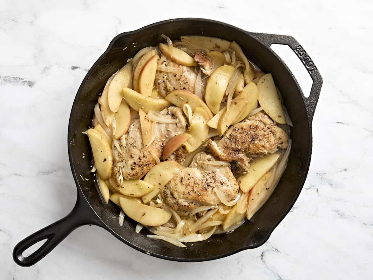 Vue aérienne du dîner à la poêle au poulet et aux pommes.