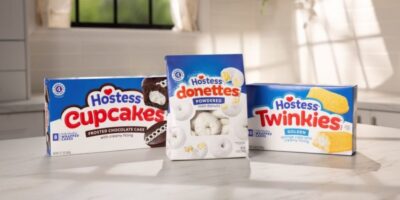 L'hôtesse donne le coup d'envoi du rafraîchissement de la marque avec un nouveau logo et un nouveau packaging