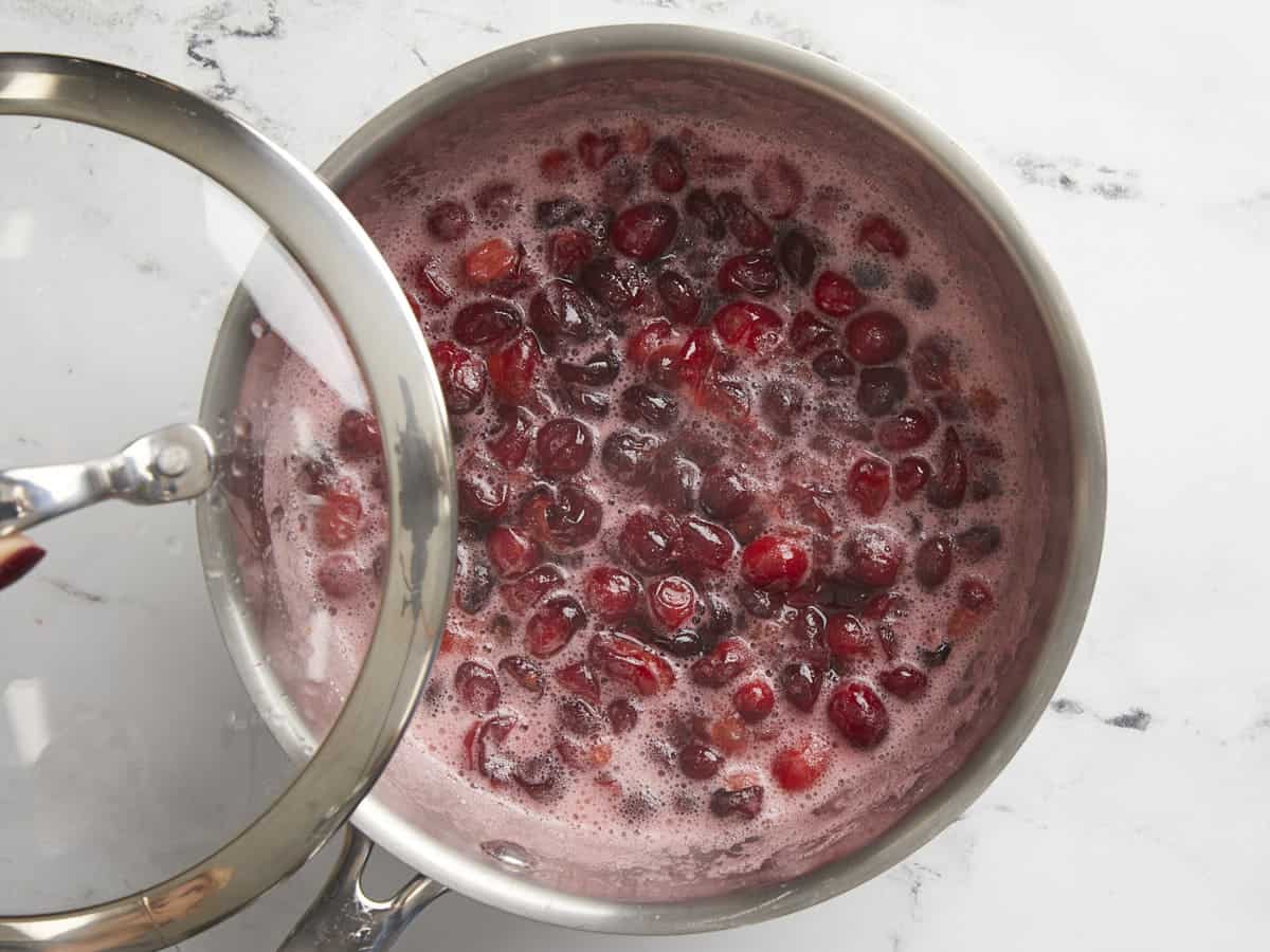 Canneberges à moitié bouillies dans la casserole.