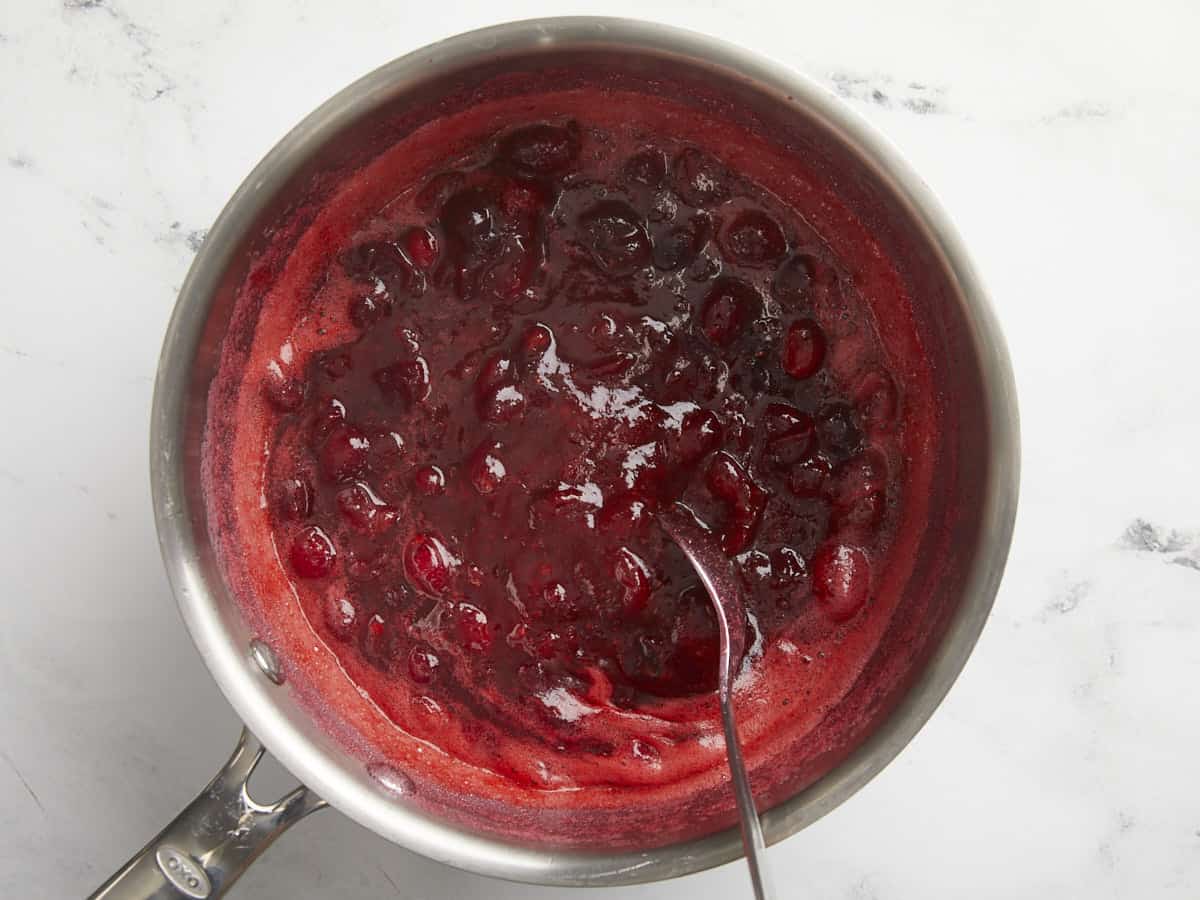 Sauce aux canneberges épaissie étant agitée.
