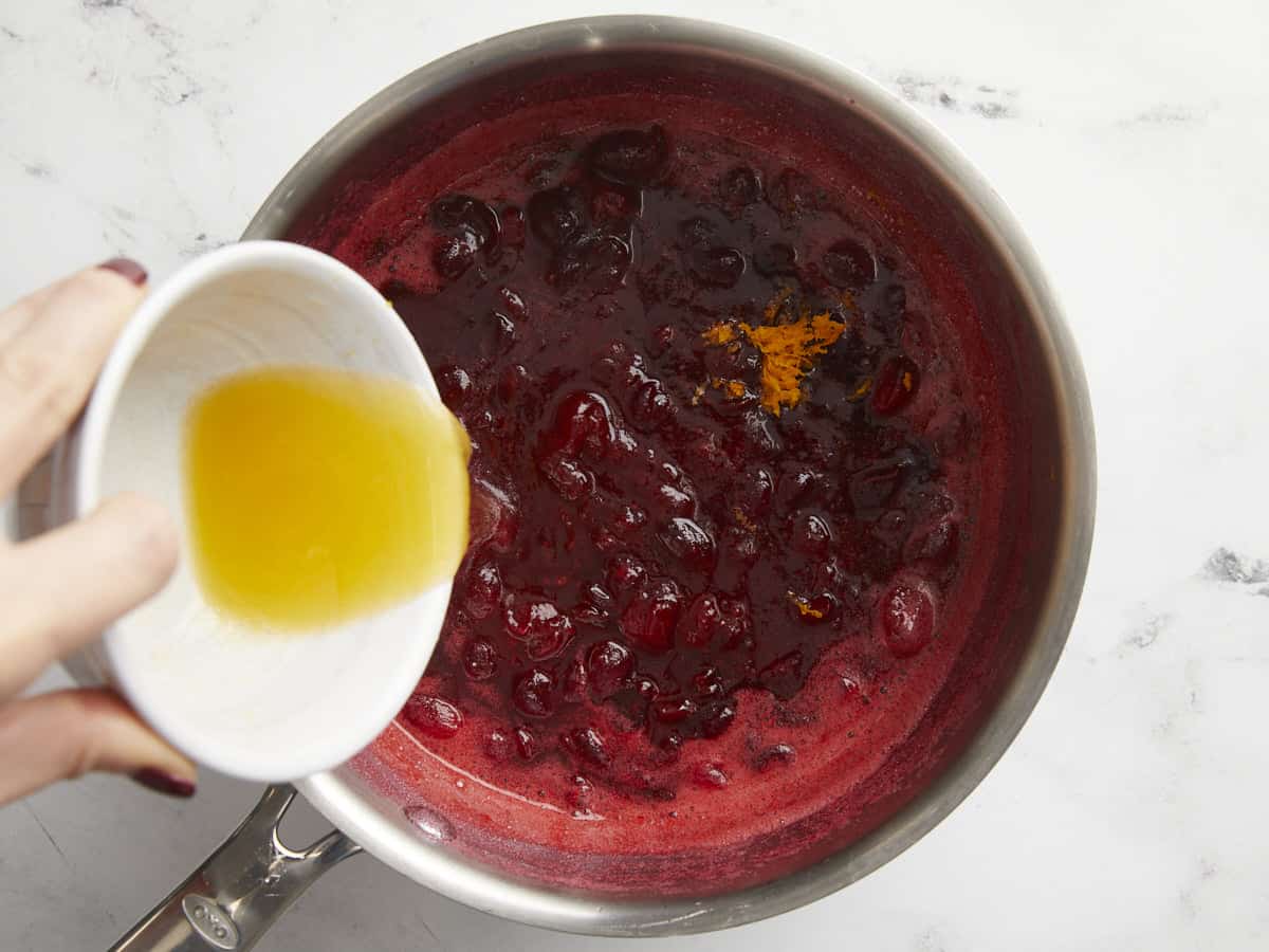 Zeste et jus ajoutés à la marmite.