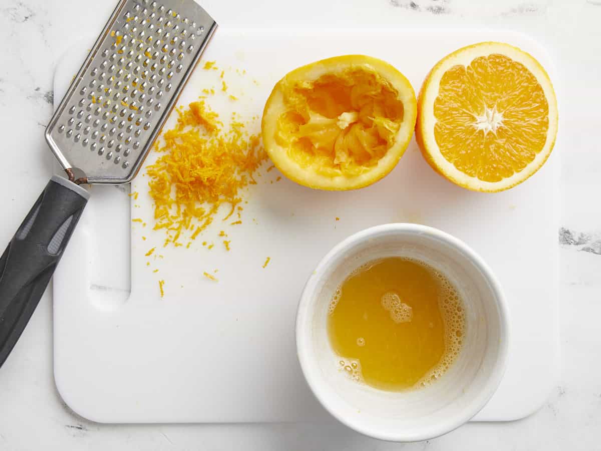 Orange pressée et zestée.
