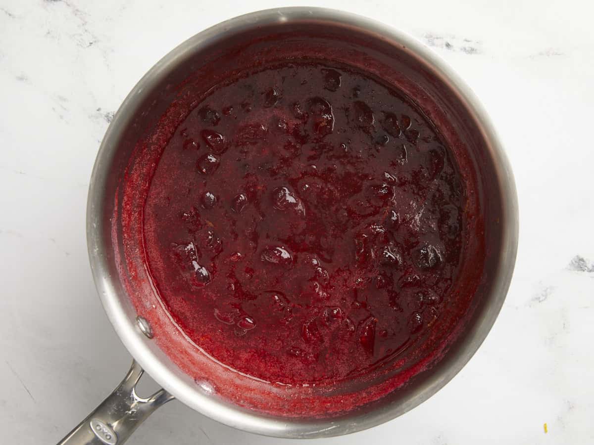 Sauce aux canneberges finie dans la casserole.