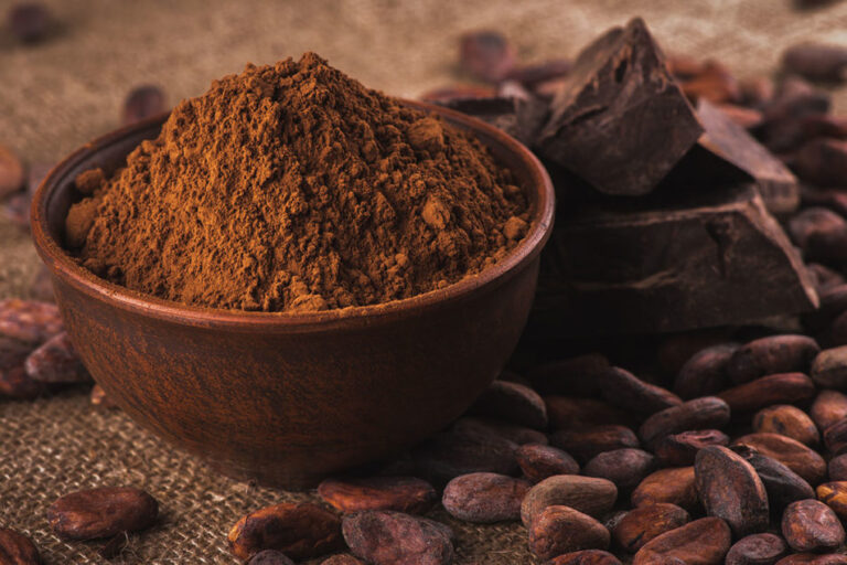 Pénurie de cacao et hausse des coûts : les boulangers cherchent des alternatives