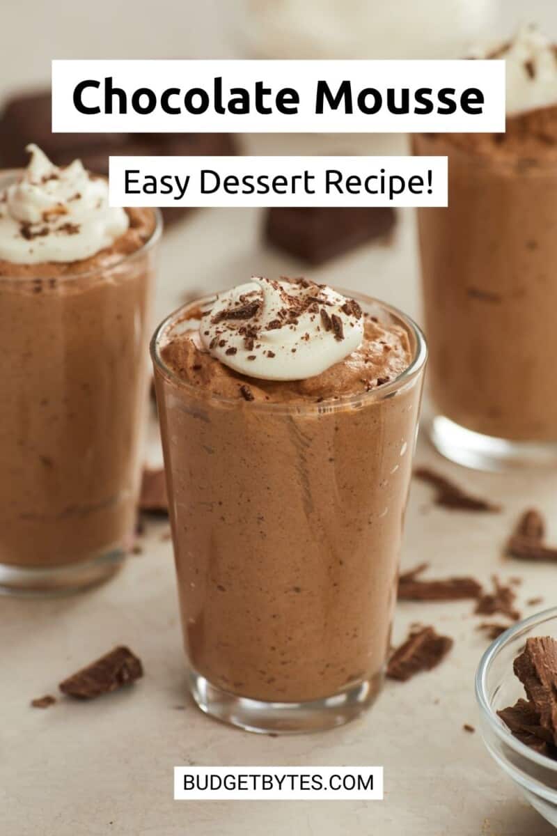 Coup de quarante-cinq degrés de trois petits verres avec mousse au chocolat garnie de crème fouettée et de chocolat rasé.