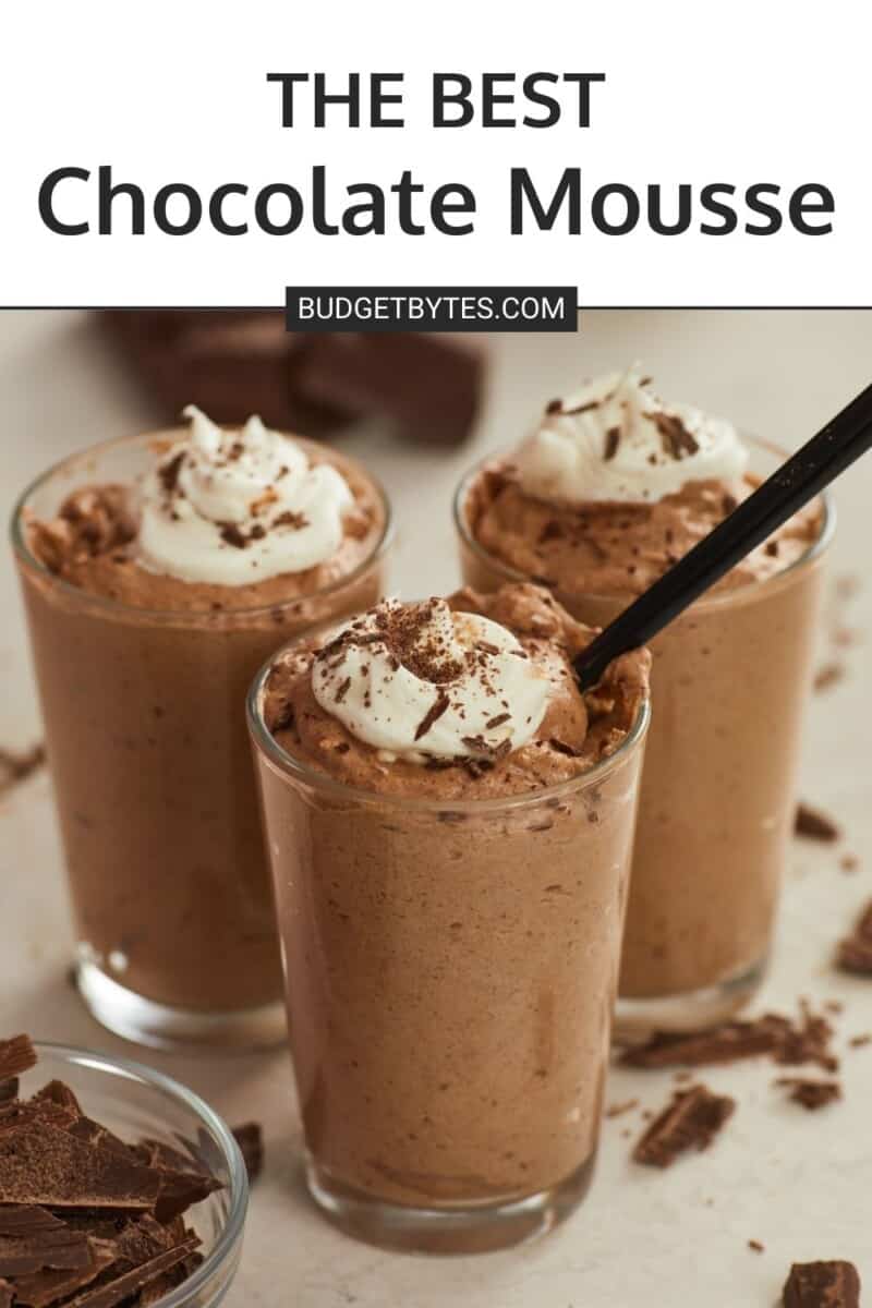 Plan latéral de trois petits verres avec mousse au chocolat garnie de crème fouettée et de chocolat rasé et une cuillère noire à l'intérieur de l'un des verres.
