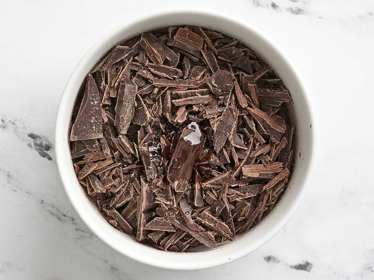 Chocolat mi-sucré haché dans un bol avec de l'huile de cuisson.
