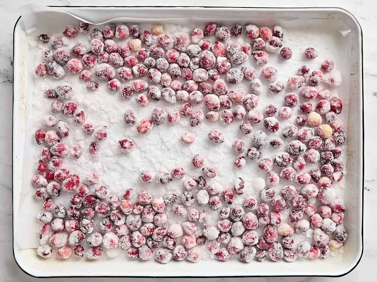 Canneberges sucrées sur une plaque à pâtisserie.