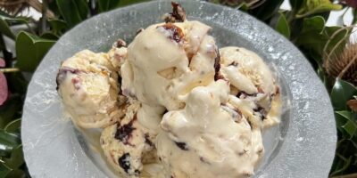 Glace de Noël Rory's avec pruneaux imbibés de whisky, cerises amarena confites, orange et citron confits et cassant d'amandes effilées