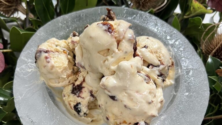 Glace de Noël Rory's avec pruneaux imbibés de whisky, cerises amarena confites, orange et citron confits et cassant d'amandes effilées