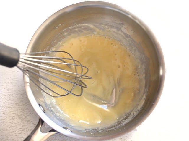 Roux à la farine et au beurre pour une sauce au fromage nacho de 5 minutes - BudgetBytes.com