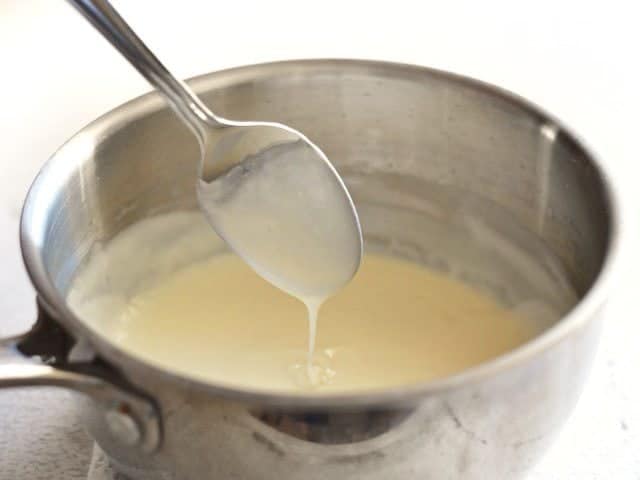 Lait épaissi pour une sauce au fromage nacho de 5 minutes - BudgetBytes.com