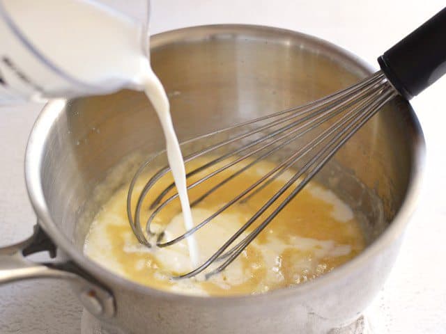 Incorporer le lait pour une sauce au fromage nacho de 5 minutes - BudgetBytes.com