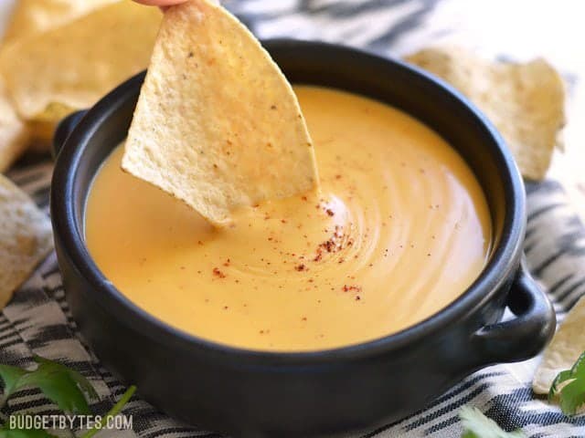 Chips à mi-immersion dans la sauce au fromage nacho de 5 minutes