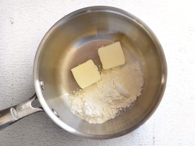 Farine et beurre pour une sauce au fromage nacho de 5 minutes - BudgetBytes.com