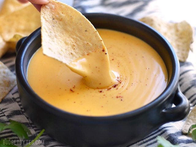 Chips trempées dans un bol de sauce au fromage nacho riche et crémeuse de 5 minutes