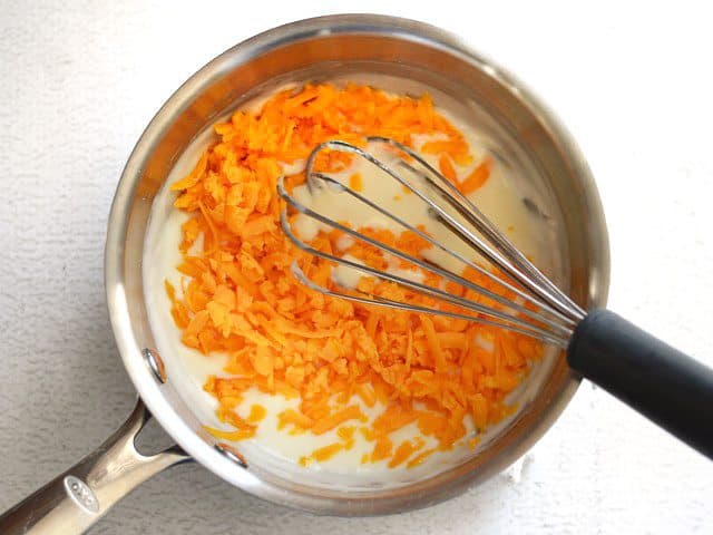 Faire fondre dans le fromage pour une sauce au fromage nacho de 5 minutes - BudgetBytes.com