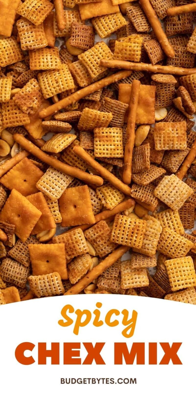 gros plan d'un mélange de chex épicé avec le texte du titre en bas