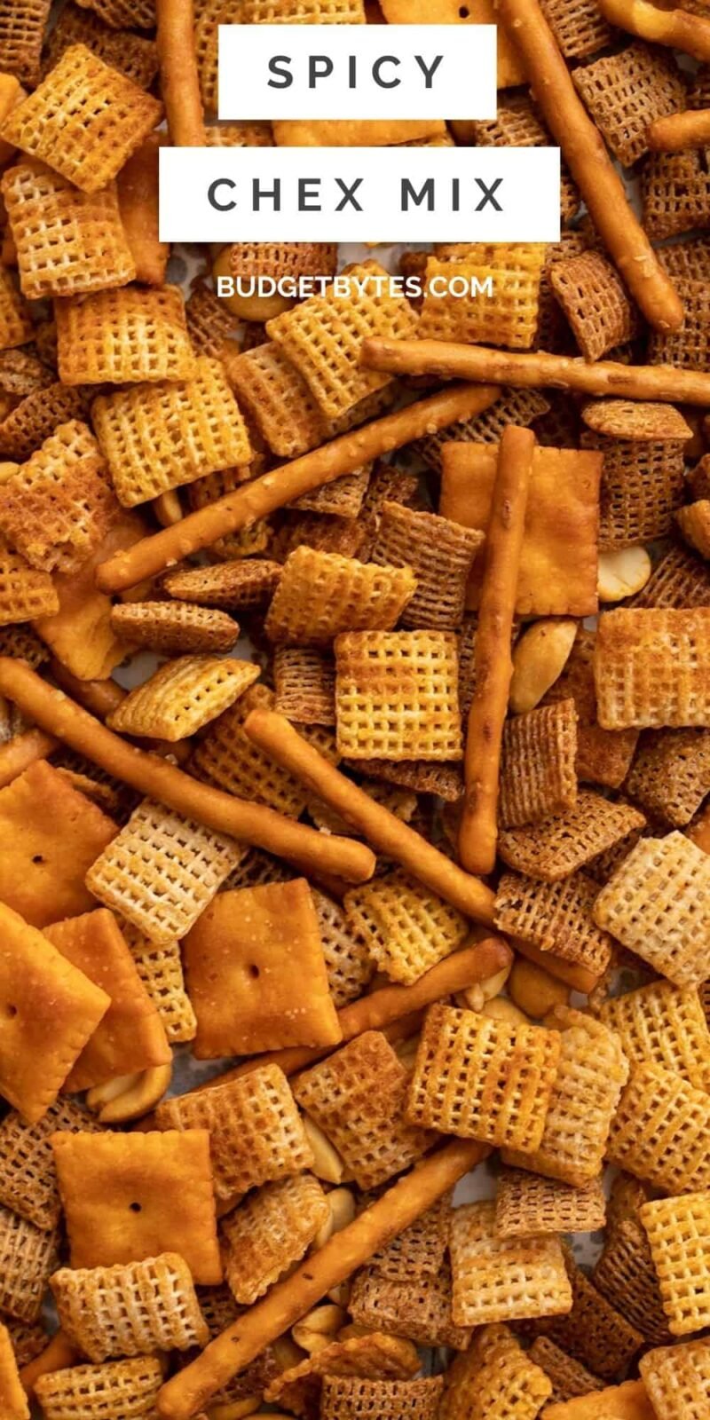 gros plan d'un mélange de chex épicé avec le texte du titre en haut