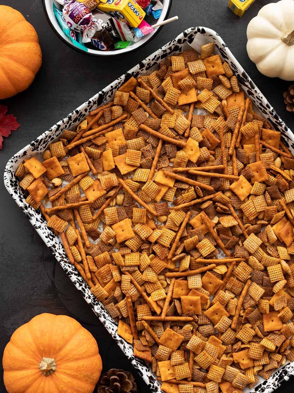 Mélange de chex épicé sur une plaque à pâtisserie avec des ornements d'automne sur les côtés