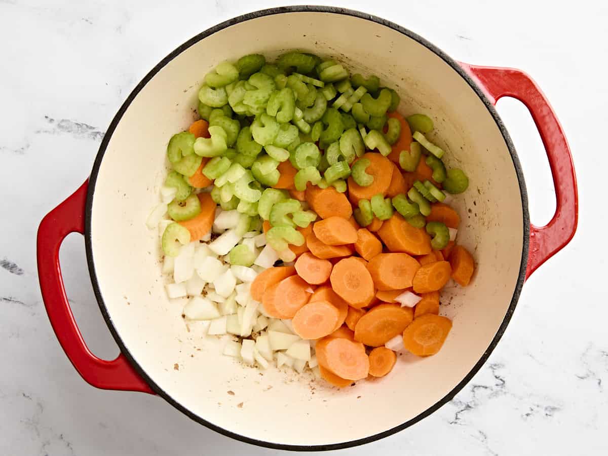 Mire poix sautée dans une cocotte.