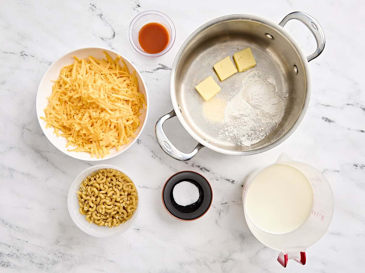 Les ingrédients pour le macaroni au fromage.