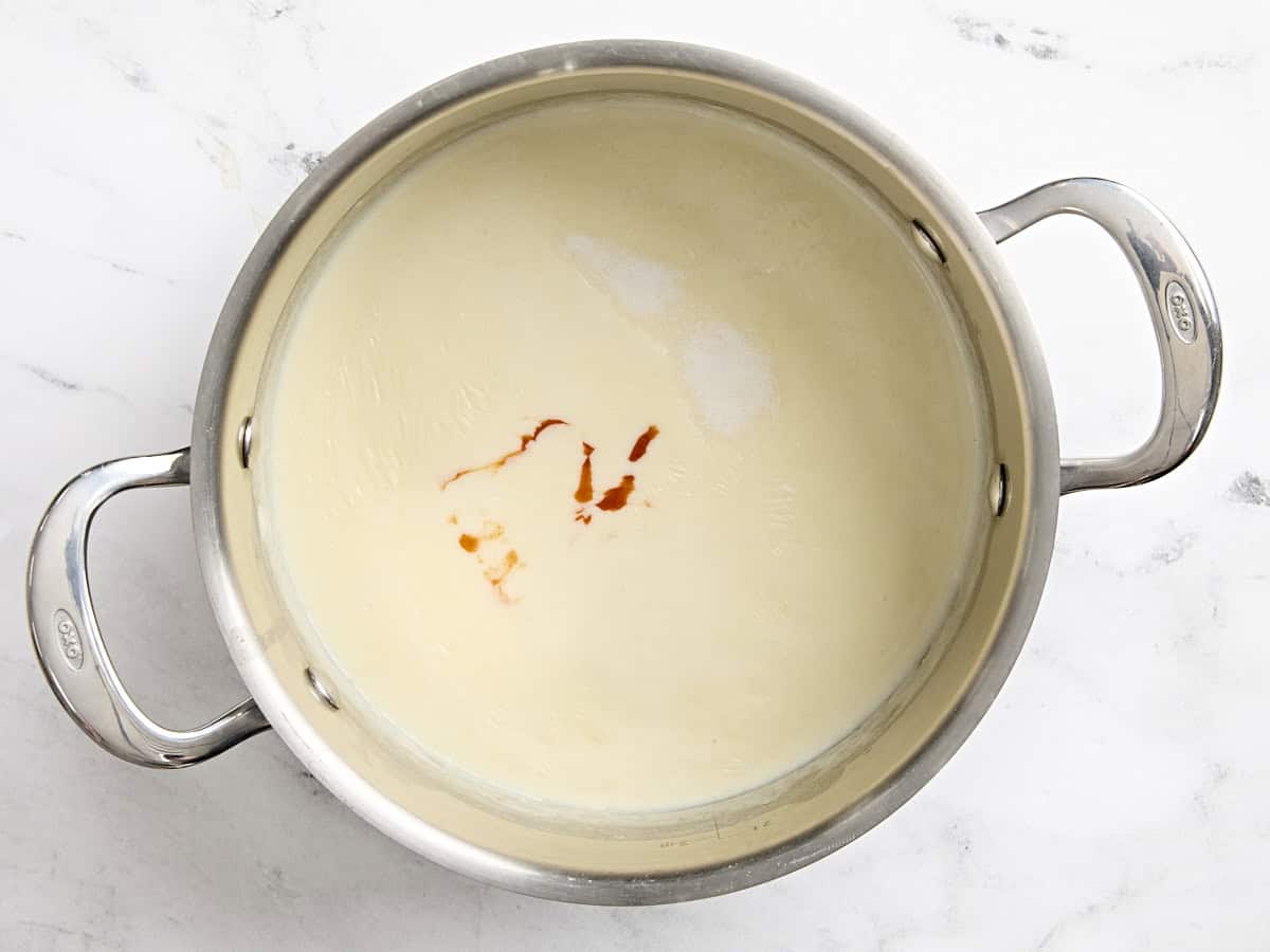 Sauce piquante ajoutée à la casserole avec la sauce macaroni au fromage.