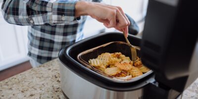 Comment utiliser une friteuse à air pour rendre les aliments réconfortants plus sains
