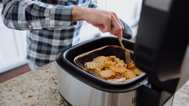 Comment utiliser une friteuse à air pour rendre les aliments réconfortants plus sains