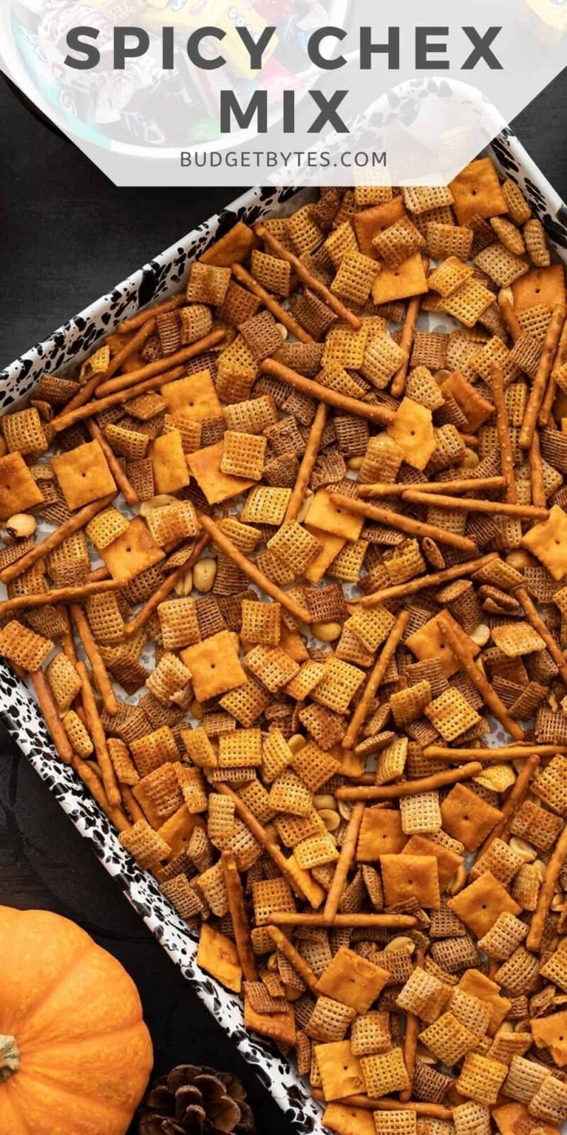 mélange de chex épicé sur une plaque à pâtisserie, texte du titre en haut
