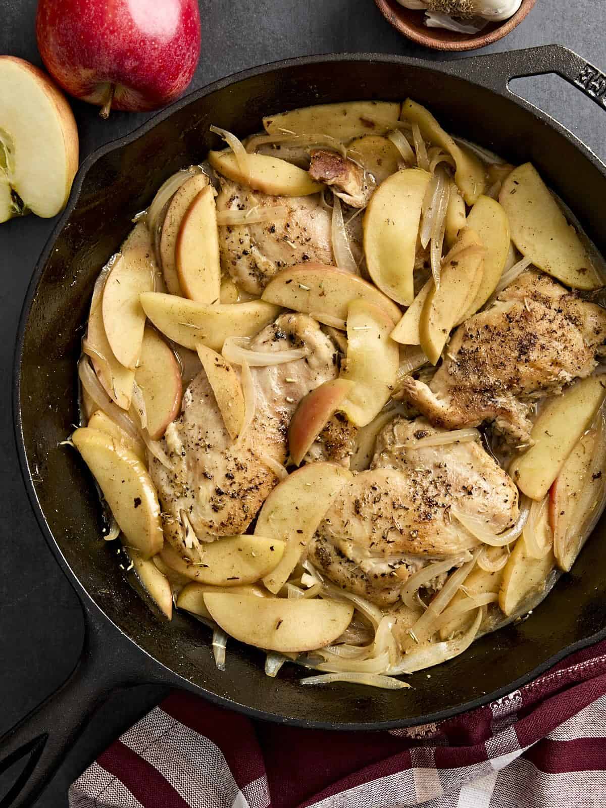 Vue aérienne d'un dîner à la poêle au poulet et aux pommes.