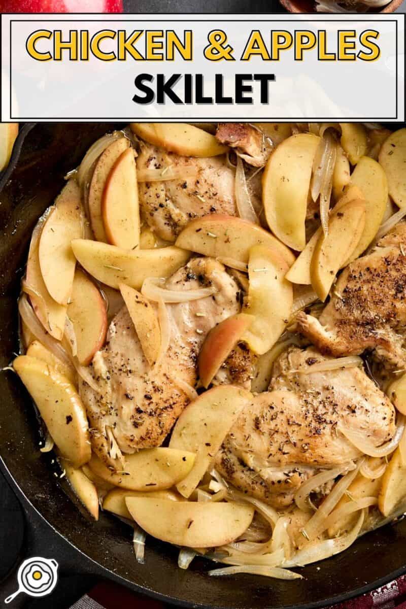 Vue aérienne d'une poêle à poulet et pommes avec le texte du titre en haut.