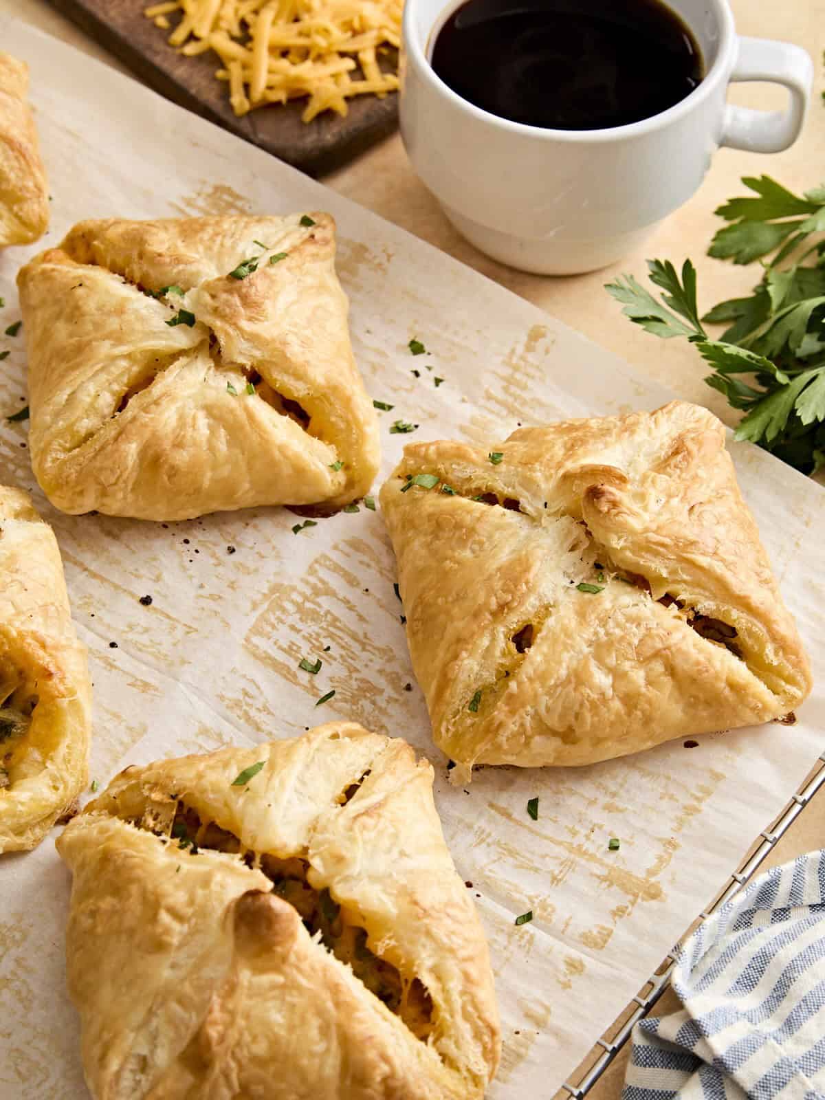 Vue latérale des tartes aux saucisses et au fromage sur papier parchemin.
