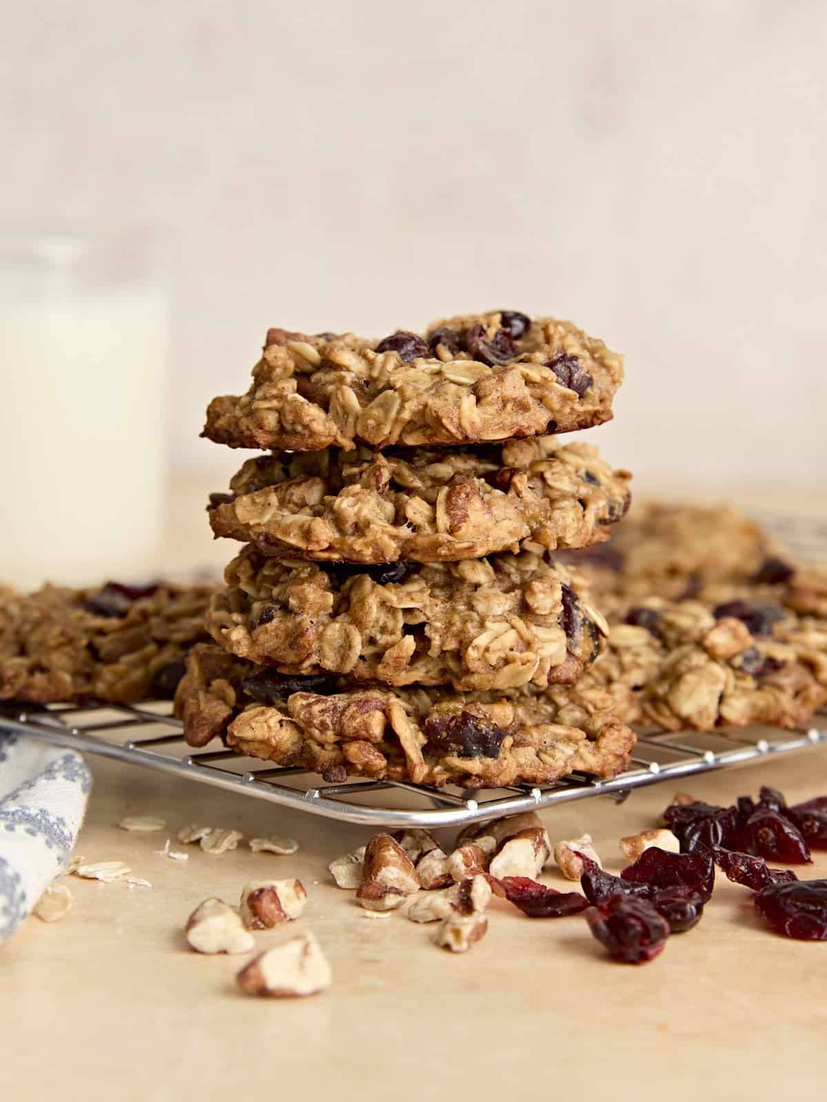 Vue latérale d'une pile de biscuits pour le petit-déjeuner sur une assiette.
