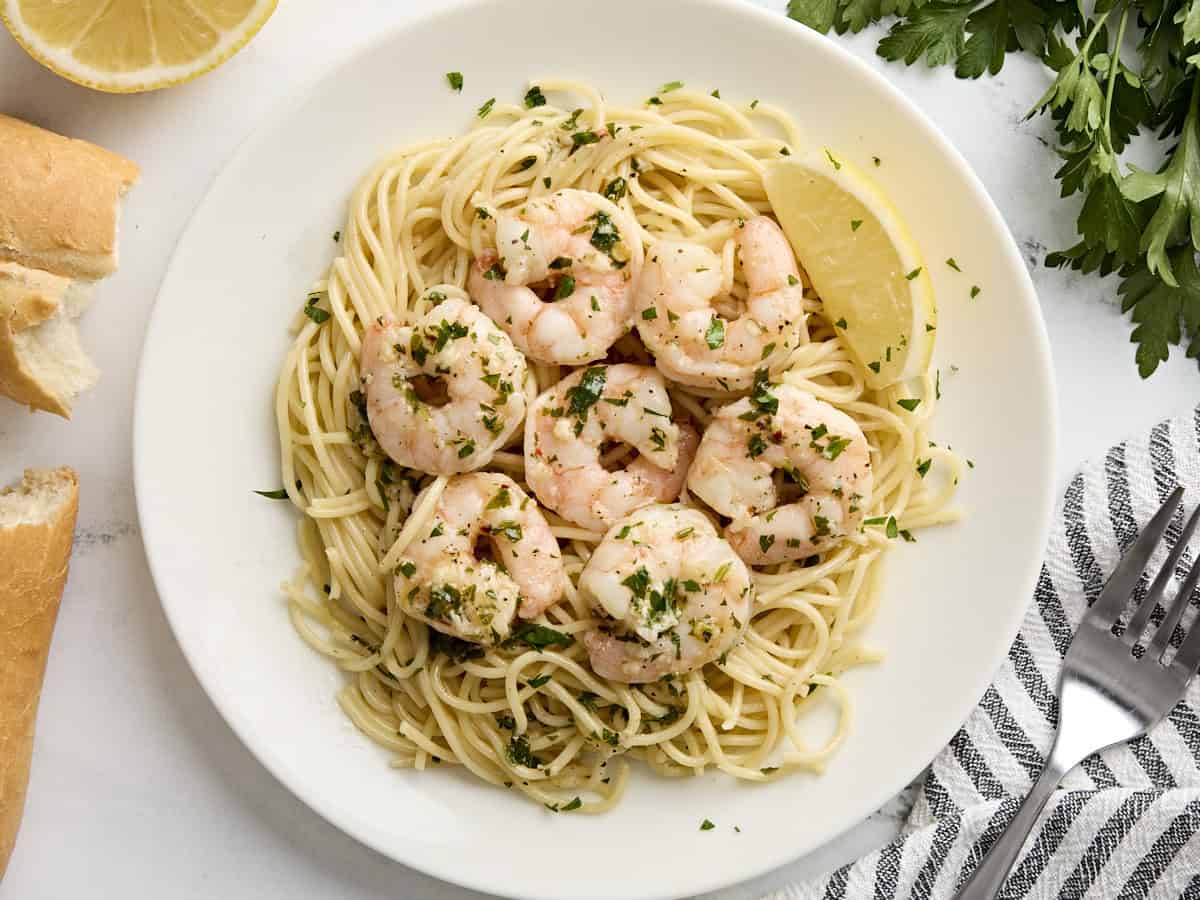 Vue aérienne de langoustines aux crevettes sur un lit de spaghetti dans une assiette.