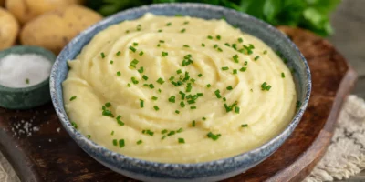 Purée de pommes de terre simple – crémeuse et délicieuse