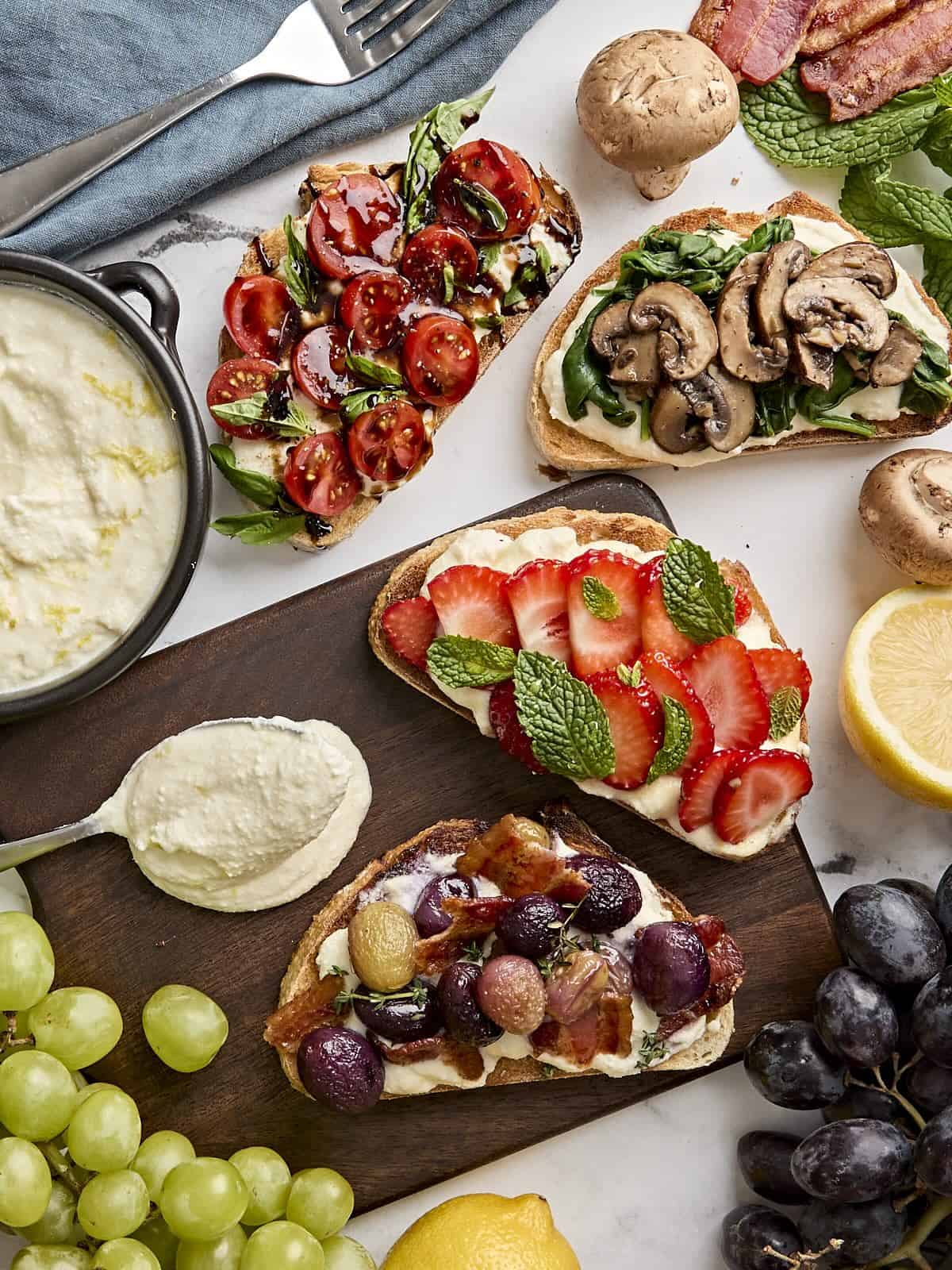 Vue aérienne du pain grillé à la ricotta de 4 façons.