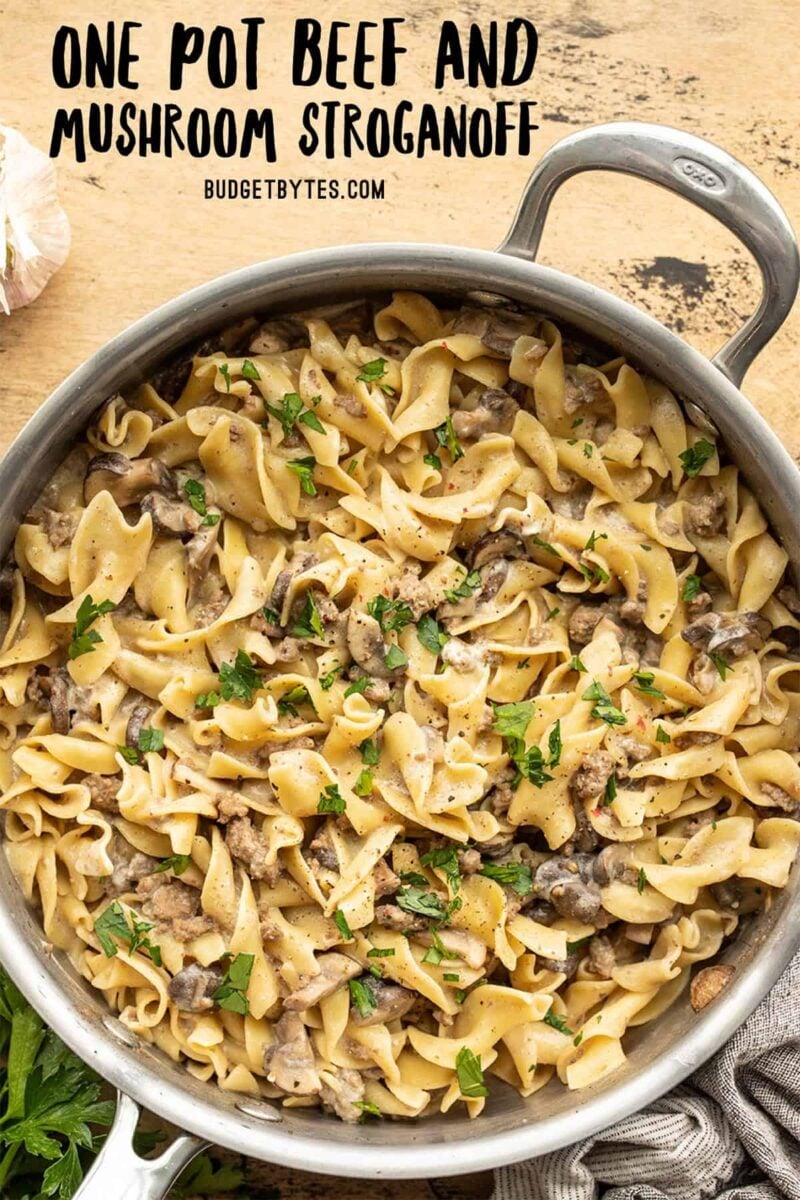 vue aérienne d'un pot de bœuf et de champignons stroganoff dans la poêle avec le texte du titre en haut