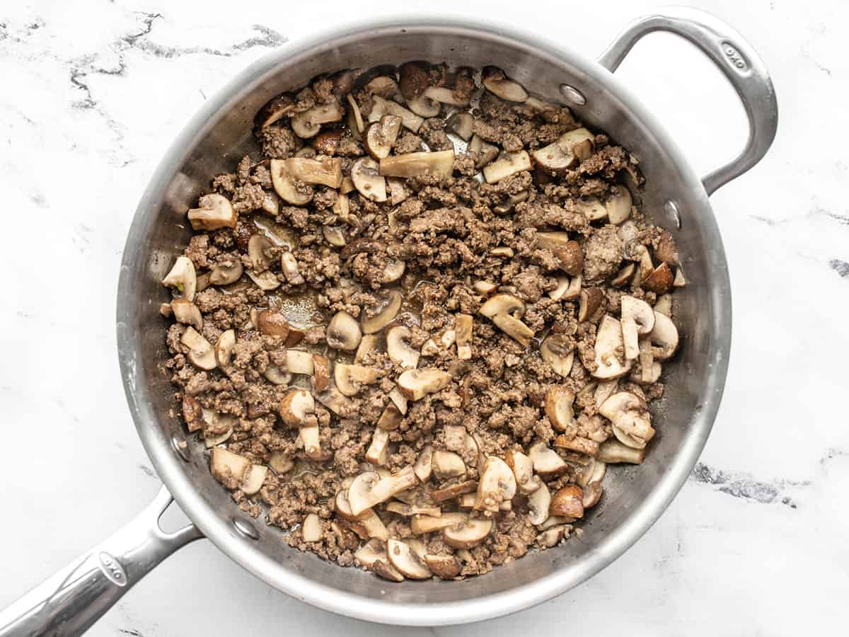 Champignons dans la poêle avec du bœuf