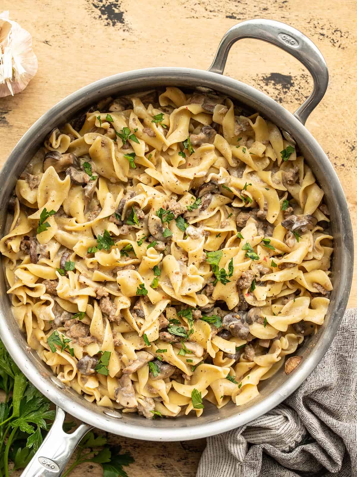 vue aérienne d'une poêle pleine de bœuf et de champignons stroganoff