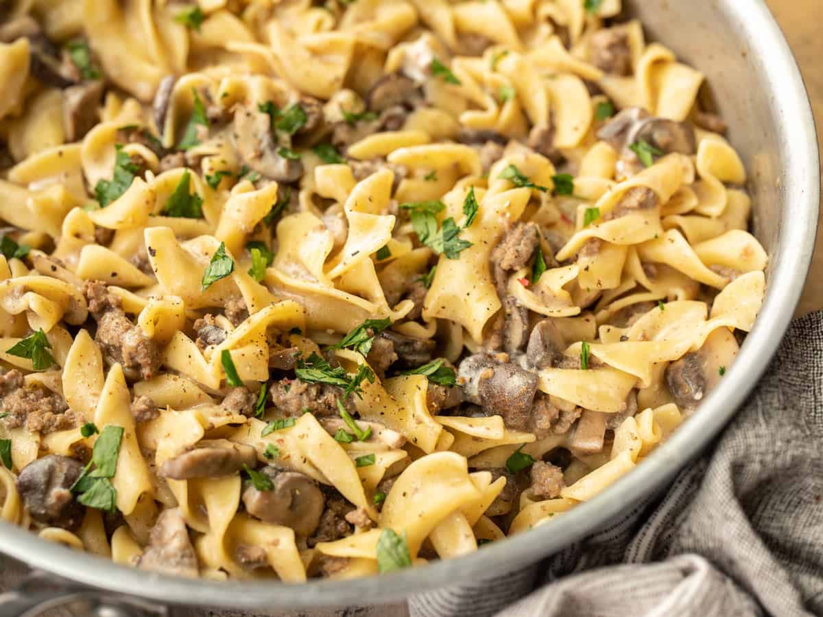 vue rapprochée du bœuf et des champignons stroganoff dans la poêle
