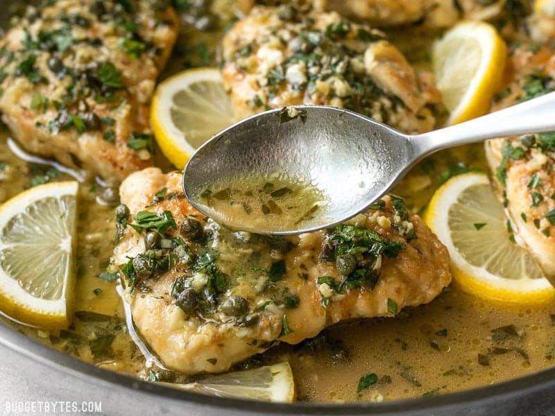 Ce poulet piccata riche et piquant est une réponse rapide, facile et élégante au dîner. Avec seulement quelques ingrédients et beaucoup de saveur ! BudgetBytes.com