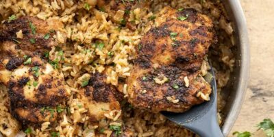 Poulet et riz dans une casserole