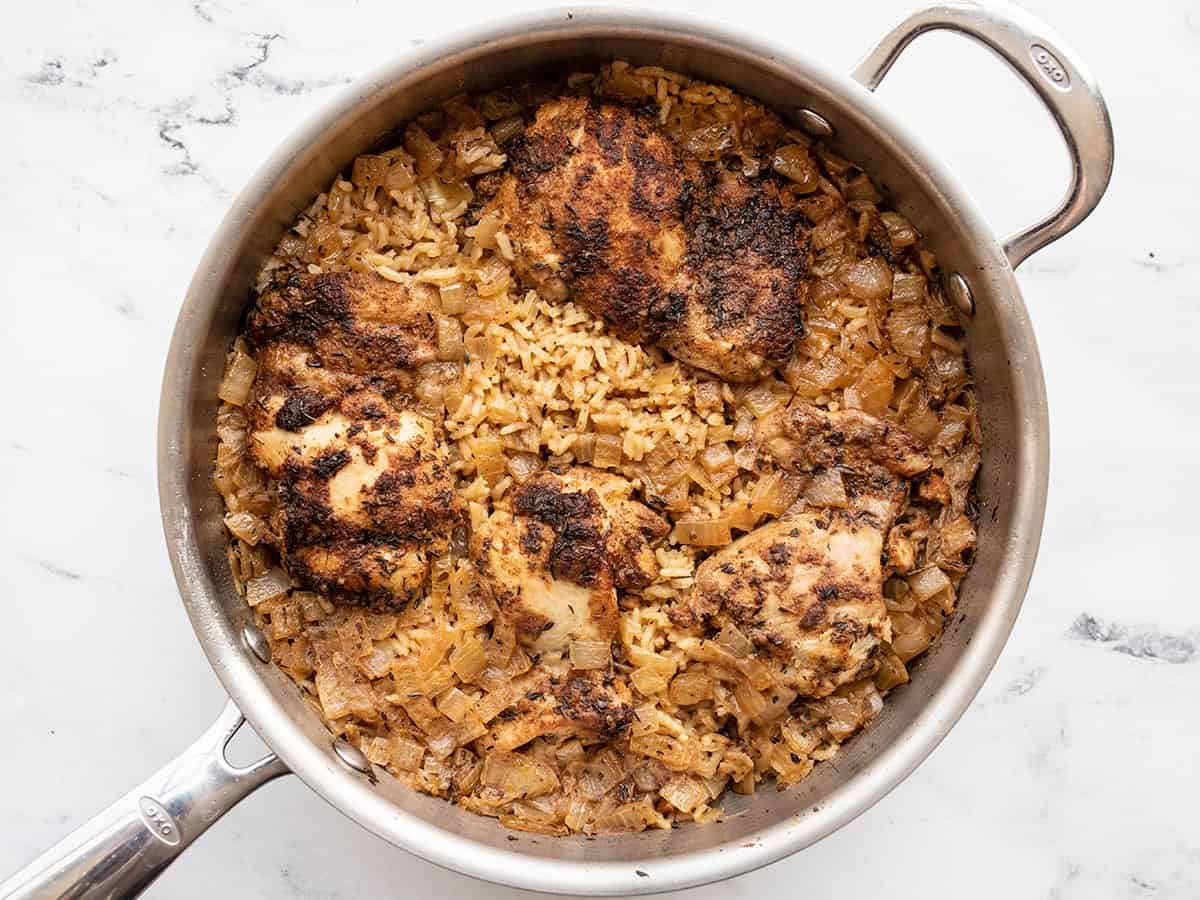 Poulet cuit et riz dans la poêle.