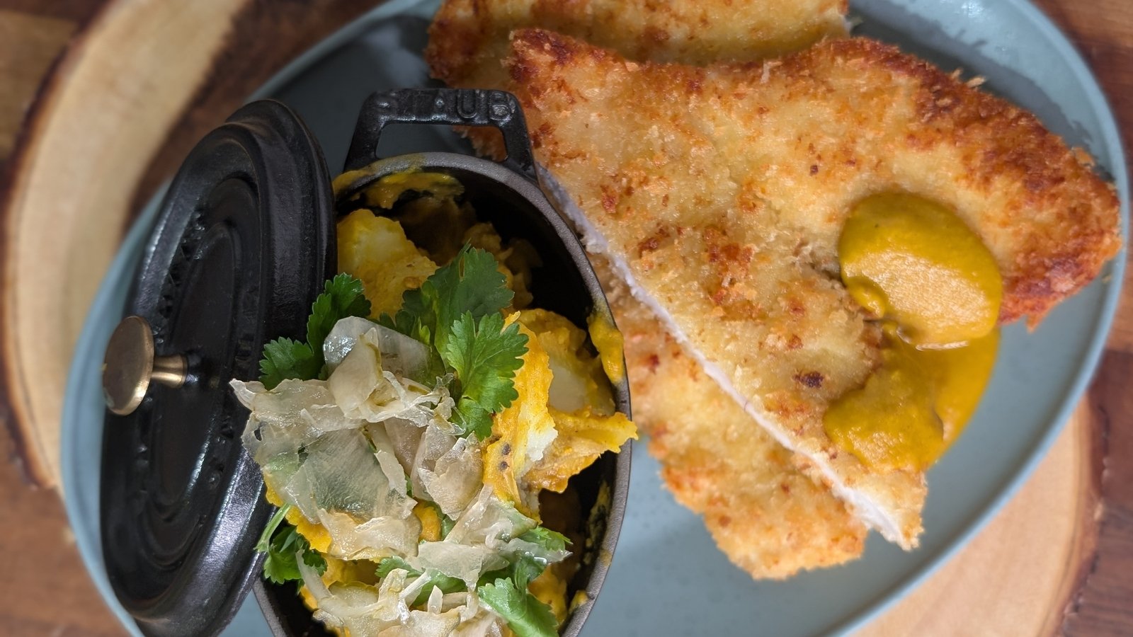 Poulet pané croustillant, pommes de terre à la noix de coco et sauce au curry de Kevin Dundon : Aujourd'hui