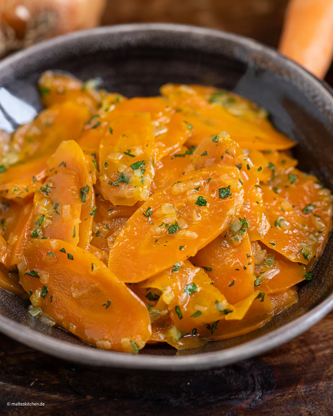 Légumes carottes simples avec jus d'orange.