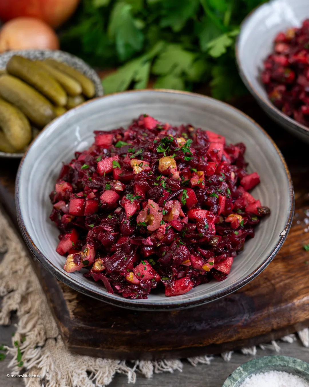 Salade de rotage avec des noix.